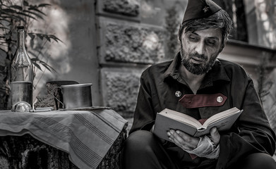 Obraz premium Russian civil war soldier take rest afret battle