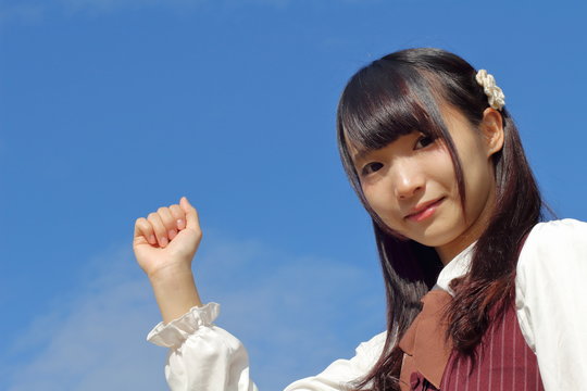 ガッツポーズの学生　青空
