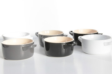 Cocottes blanches grises noires