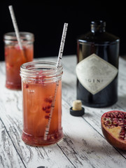 Gin Tonic Cocktail mit Granatapfel