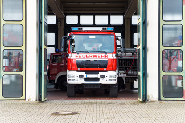 Feuerwehrwagen in geöffneter Fahrzeughalle auf der Hauptwache