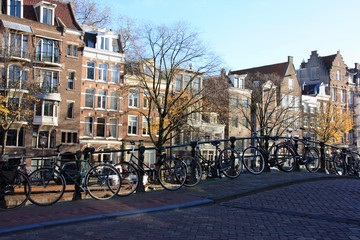Bicyclettes sur les quais d'Amsterdam, Pays-Bas
