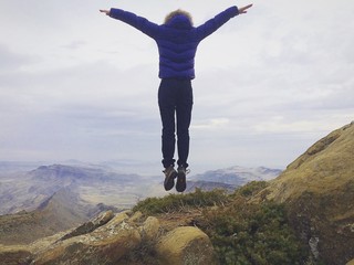 ragazza vola libertà monti