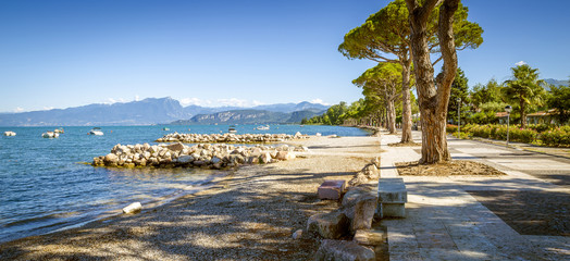 Panorama of Garda Lake near Lazise town in Lombardy region, Ital © Mikolaj Niemczewski