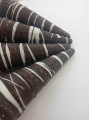 Шоколадные конфеты в виде конуса политые белым шоколадом 