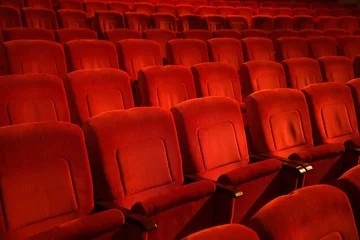 Papier Peint photo Théâtre Chaises de cinéma vides de couleur rouge en rangée