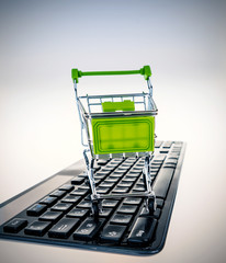 Einkaufswagen auf Tastatur
