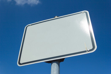 Leeres Verkehrsschild, Zeichen vor blauem Himmel