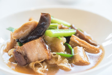 Fried seafood noodle