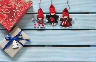 Cajas envueltas y decoradas para regalo y duendes hechos en fieltro y madera, sobre una mesa de...