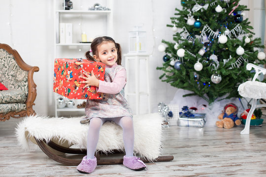 Bambina felice con il regalo di natale