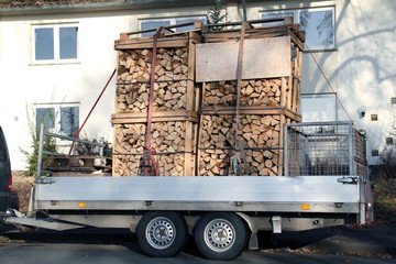 Großer PKW-Anhänger beladen mit Brennholz