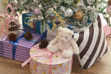 Красиво украшенная новогодняя елка, рождественские подарки, плюшевый белый мишка

