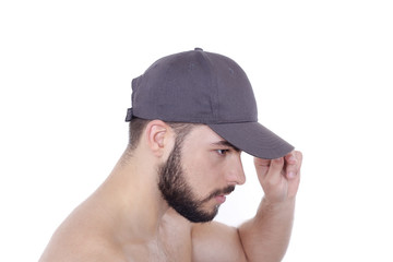 Attraktiver junger Mann mit Bart trägt graues Basecap und lächelt