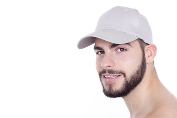 Attraktiver junger Mann mit Bart trägt graues Basecap und lächelt