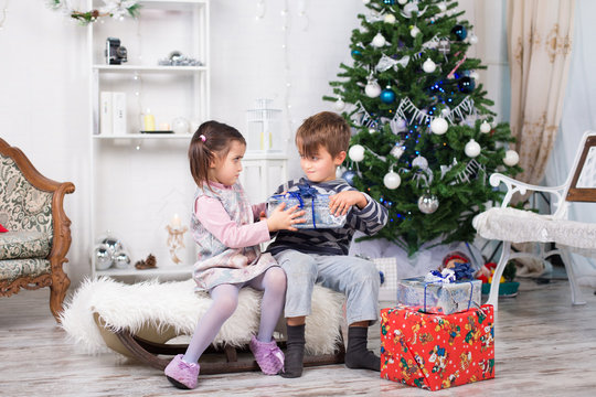 Bambini che litigano per il regalo di natale