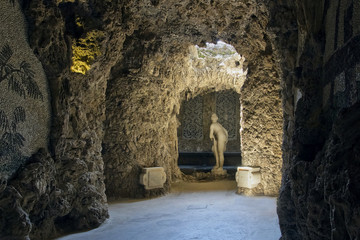 grotta con statua di donna in villa visconti borromeo arese litta a lainate provincia di milano...