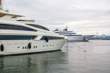 Yacht à quai sous ciel couvert