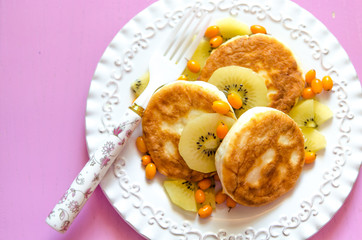 Сheese pancakes with kiwi and sea buckthorn jam
