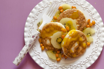 Сheese pancakes with kiwi and sea buckthorn jam