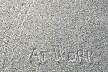 scritta At Work sulla neve fresca in svizzera
