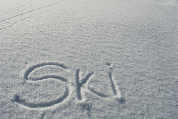 scritta sci sulla neve fresca sulle montagne della svizzera