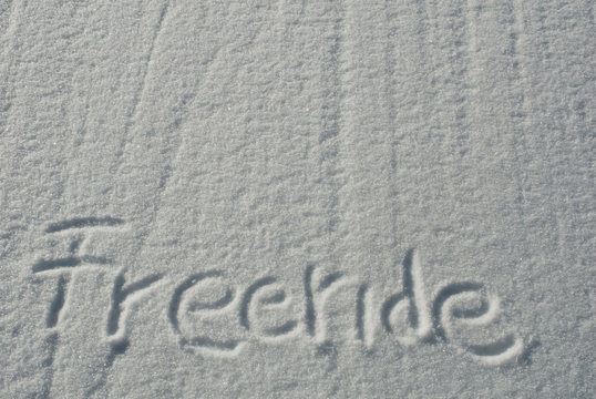 scritta freeride sulla neve fresca sulle montagne della svizzera
