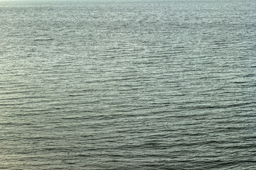 Ostsee mit leichten Wellen am Abend