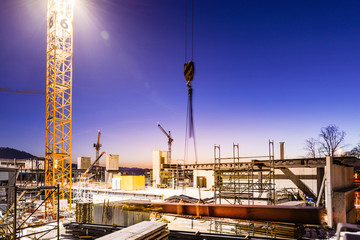 Nachtarbeit im Baugewerbe; Baustelle, Baukran mit Armierungseisen