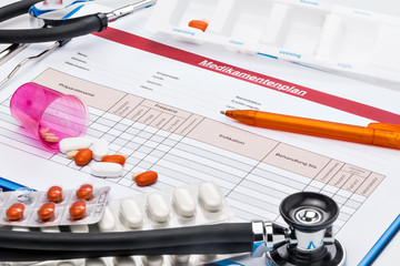 Medikamentenplan, mit Tabletten und Stethoskop