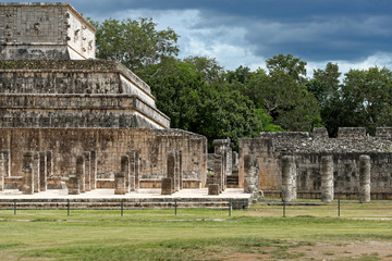 Fototapeta na wymiar Chichen Itza - Tempel der Krieger - Mexiko