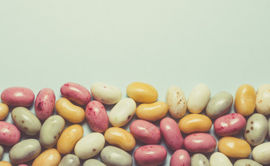 Jelly Beans auf grünem Untergrund mit Textfreiraum.