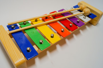 Kinder Musik Instrumente auf weißen Hintergrund 