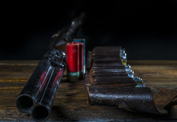 vieux fusil de chasse avec cartouches