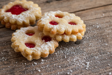 Weihnachtskekse auf rustikalem Holz