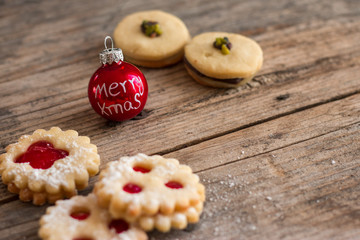Weihnachtskekse und Weihnachtskugel auf rustikalem Holz