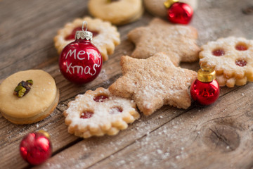 Weihnachtskekse und Weihnachtskugel auf rustikalem Holz