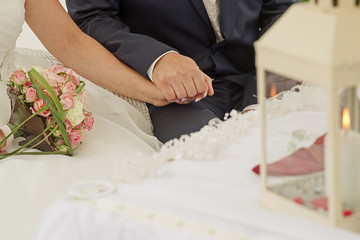 Obraz na płótnie Canvas Brautpaar Hand in Hand bei freier Trauung