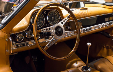 Schwarzer Sportwagen mit beigen Ledersitzen / Deutscher Oldtimer mit schicken Armaturen mit...
