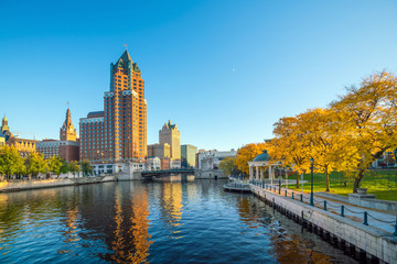 Naklejka premium Downtown skyline with Buildings along the Milwaukee River