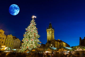 Fototapeta na wymiar Christmas in Oldtown square (czech: Staromestske namesti) Prague, Czech Republic