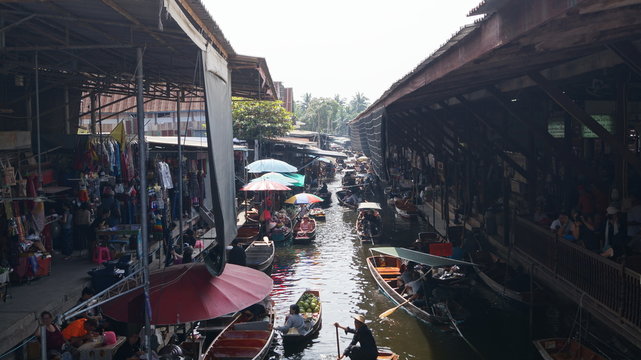 Damnoen Saduak float market