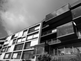 Moderne Bürogebäude in Weiß und Schwarz mit viel Glas im Sonnenschein am Kreativkai an der...