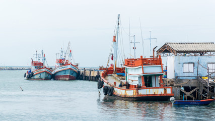 Fototapeta na wymiar lighthouse and sailboats on chonburi, thailand