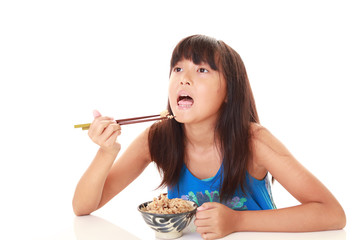 ご飯を食べる女の子