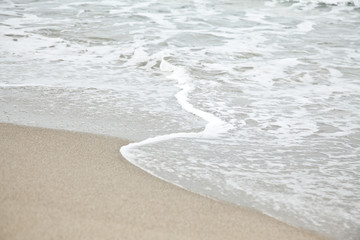 砂浜と波
