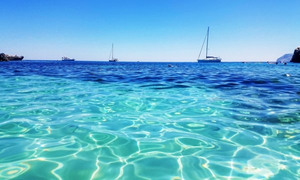 Fototapeta Turquoise waters at a beach in Majorca island, Spain
