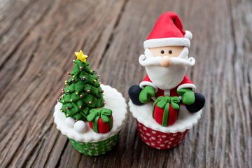 christmas theme cup cake on wooden background