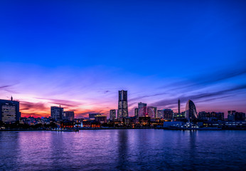 Fototapeta premium Yokohama Minato Mirai 21 nadmorski obszar miejski w Japonii o zmierzchu