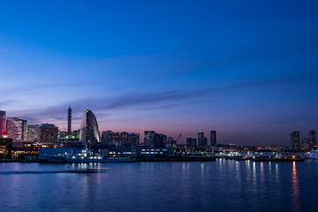 Obraz premium Yokohama Minato Mirai 21 seaside urban area in Japan at dusk